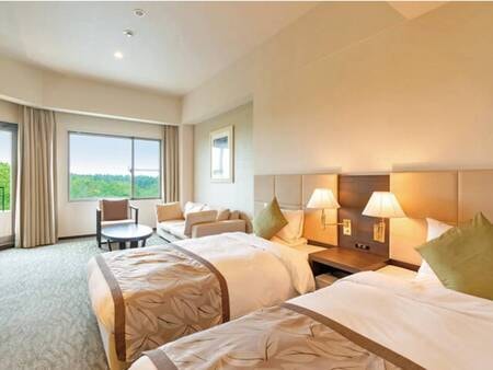 【ラグジュアリーツイン/例】最上階の眺めよいお部屋に、浴室は外の景色を楽しめる広々としたビューバス。バス・トイレ別のセパレートタイプです