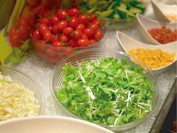 【朝食バイキング/例】地元の有機野菜サラダ