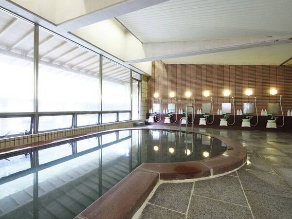 【温泉・男湯】大きな窓から外の景色をみながら、とろとろの塩江温泉でリフレッシュ。