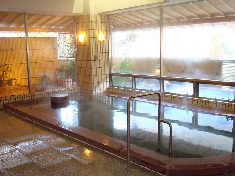 



*大浴場/四国の名湯として定評のある“塩江温泉”。肌にスーッと馴染むやわらかな湯をご堪能下さい。
