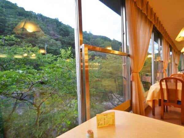 【レストラン】大きな窓からは山々の風景を眺めることができます。