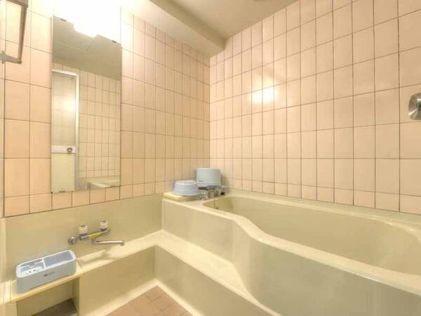 *和室8畳川側（客室一例）/ゆったり広々としたバスルームを完備。源泉の温泉を引いています！