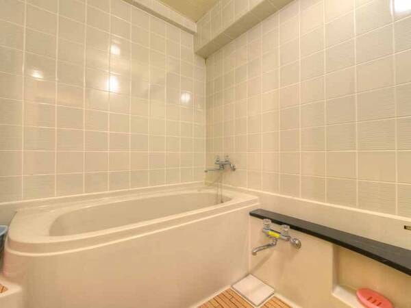 *和室6畳山側（客室一例）/ゆったり広々としたバスルームを完備。源泉の温泉を引いています！