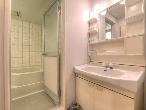 *和室8畳山側（客室一例）/ゆったり広々としたバスルームを完備。源泉の温泉を引いています！
