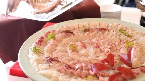 人気メニューの瀬戸内鮮魚のしゃぶしゃぶ（時期によっては別の魚になる場合がございます）