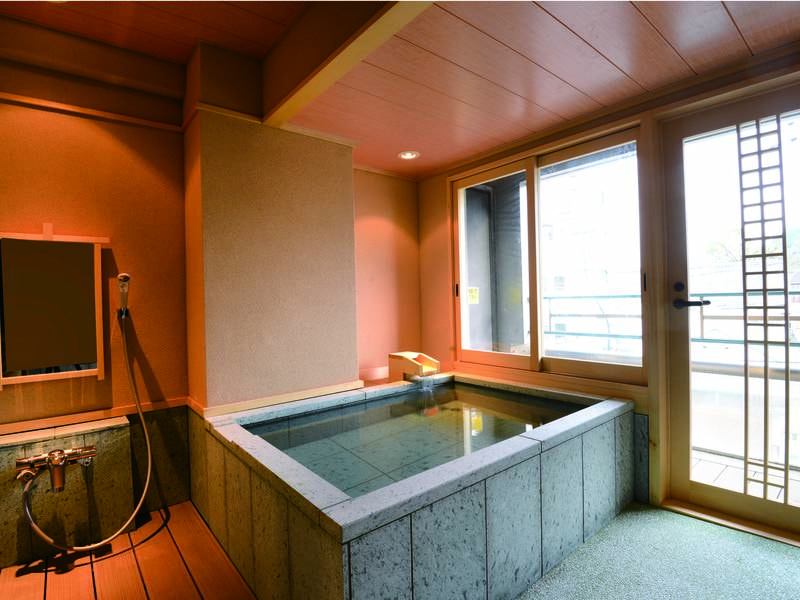 【貸切風呂/翠の湯】十和田石を使用した落ち着いた雰囲気のお風呂