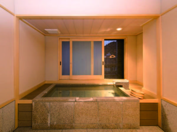 【貸切風呂/しろの湯】御影石造りの開放感のあるお風呂