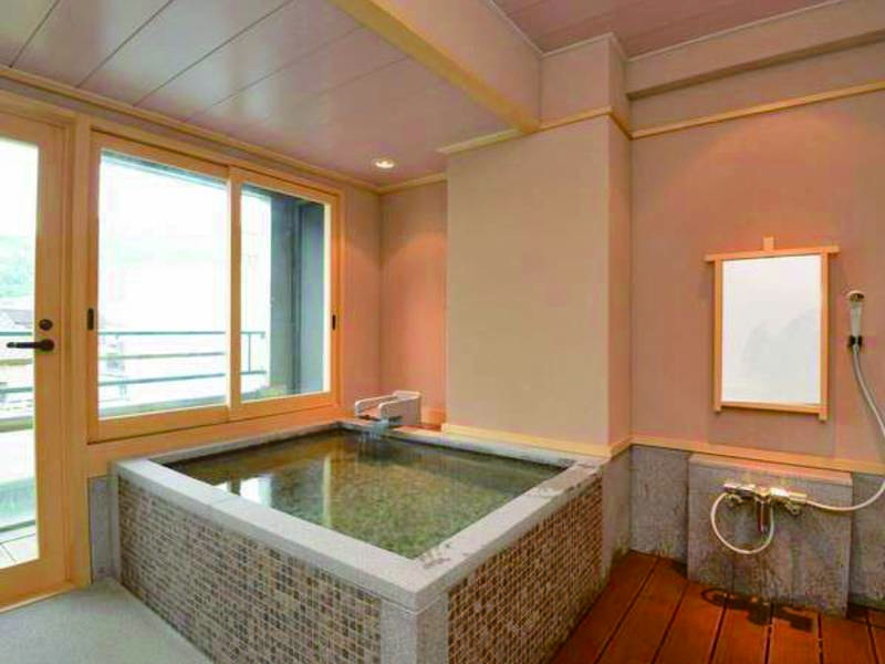 【貸切風呂/桜の湯】桜石がベースのベーシックなお風呂。女性に人気