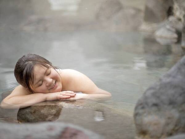 露天風呂/地下50メートルの自家源泉から滾々と湧き出る84℃の高温泉