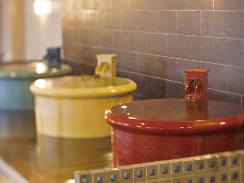 【平成モダン風呂】つぼ湯の3種が映える