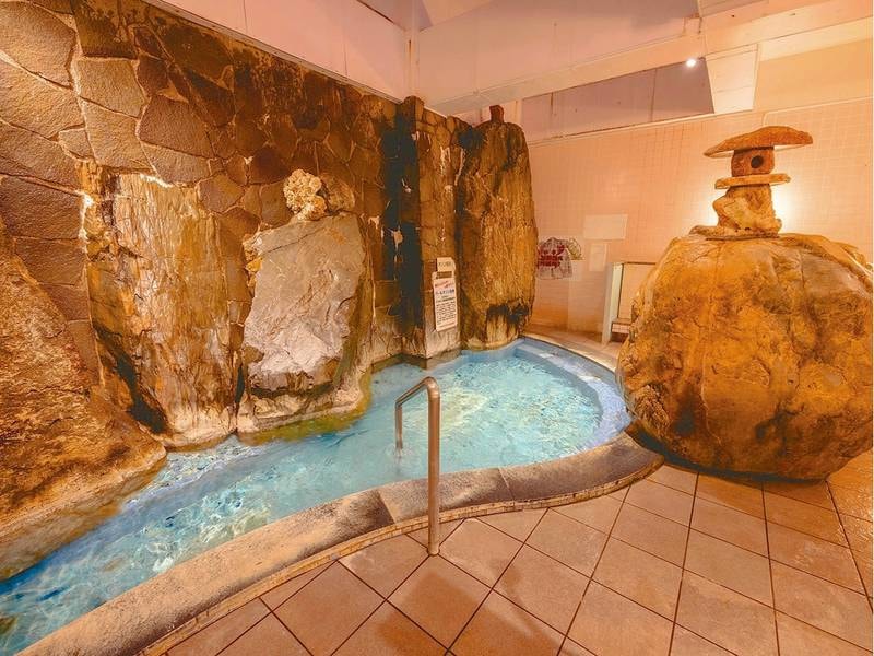 【大浴場】神居古潭（カムイコタン）から運んできた自然石を使用した岩風呂