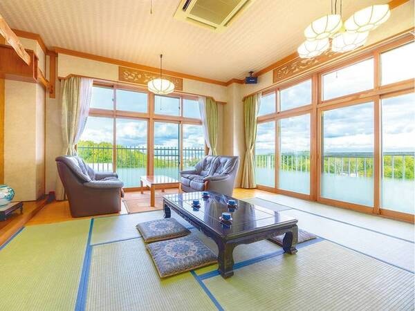 【スタンダード和室/一例】パノラマ窓から旭川を一望※角部屋のみ