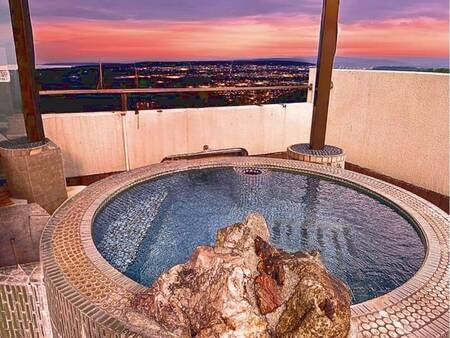 【展望露天風呂付特別室/一例】旭川を見渡すジェットバスは天然温泉