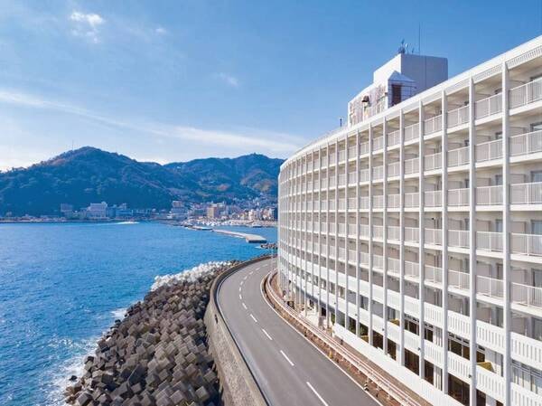 【外観】朝日を臨み、月明かりが煌く、全てのお部屋と温泉大浴場はオーシャンビュー。