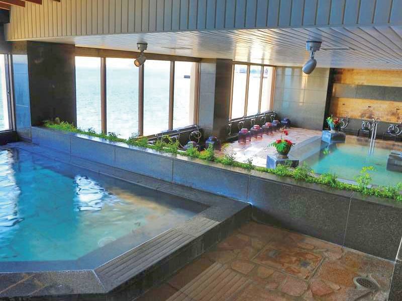 【大浴場】屋内型ながら海を一望のロケーション。