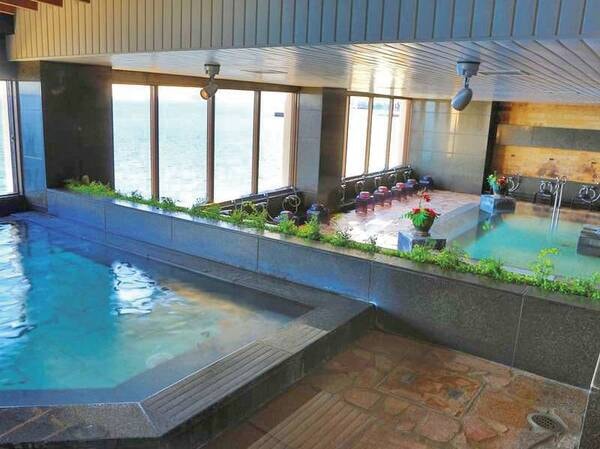【大浴場】屋内型ながら海を一望のロケーション。
