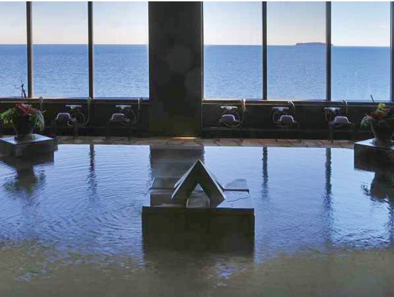 【大浴場】大海原を望む温泉大浴場。海からの昇る『朝日』、そして『満月』を見ながらのご入浴は至福の時間です。
