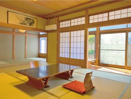 【離れ和室/例】10畳以上の広めのお部屋。※離れへご移動の際には外通路を通る必要があります。また、2階への客室へは約15段の階段を上がっていただきます