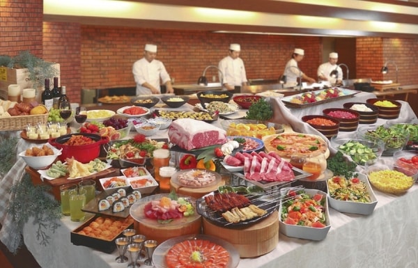 夕食バイキング/例　浜松の地元食材をふんだんに使用した、健康志向にこだわった料理が並ぶ