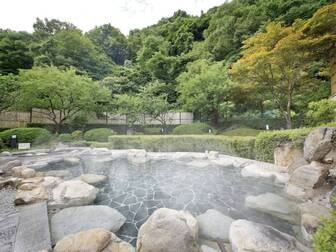 阿智の里 ひるがみ/【露天風呂】南信州・阿智村の大自然を背景に、泉質も香りも愉しめる露天風呂。夜には満天の星を望む