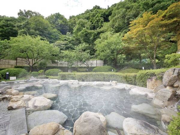 【露天風呂】南信州・阿智村の大自然を背景に、泉質も香りも愉しめる露天風呂。夜には満天の星を望む