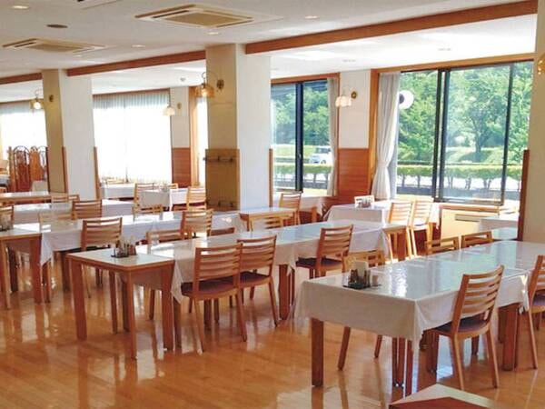 【食事会場/例】夕朝食ともに椅子・テーブル席で