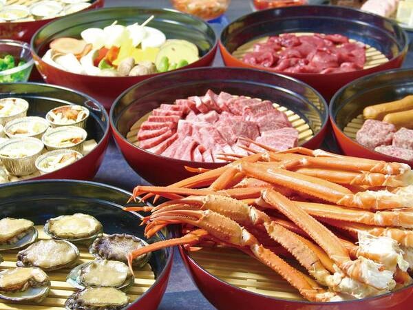 【夕食/例】あわびもかに含め、海鮮やお肉が食べ放題！