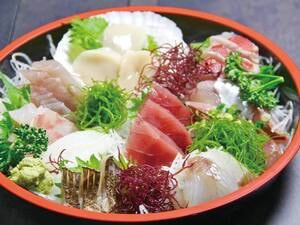 【お造り盛3,300円/例】魚屋さん直送！新鮮なお造りを盛り合わせで。