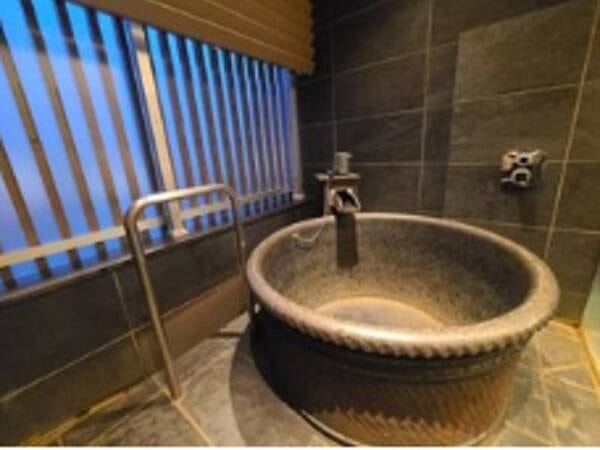 客室露天風呂は、地下800ｍから汲み上げる源泉を独り占めしていただけます／写真一例