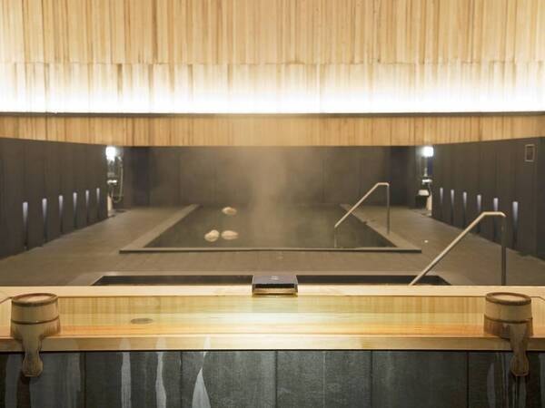 【光陰の湯(内湯)】「七十二候の湯」、「薬草湯」。
「薬草湯」は、古来より親しまれてきたヨモギのほか、三重の恵みがつまった温州ミカンの皮やビワの葉などを調合した湯