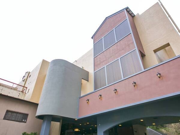 【外観】自家源泉100%掛け流し小さな湯宿。
湯元通りに位置し、万葉公園や不動滝にも程近く、湯治・一人旅にも◎♪