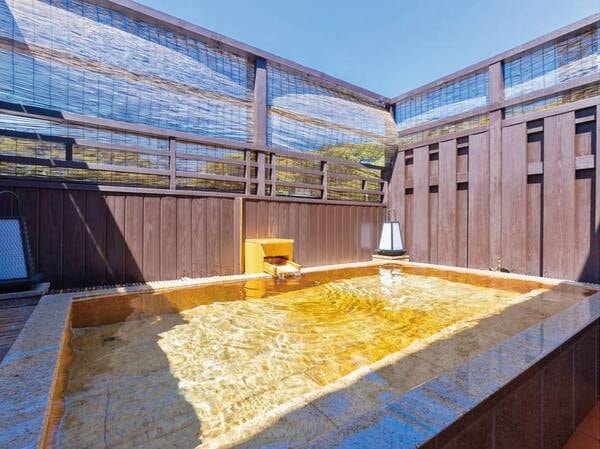 【姉妹館 水の香里】こちらのお風呂もご利用可能。露天風呂は山々の景色とともに、屋根のない開放感がたっぷり。