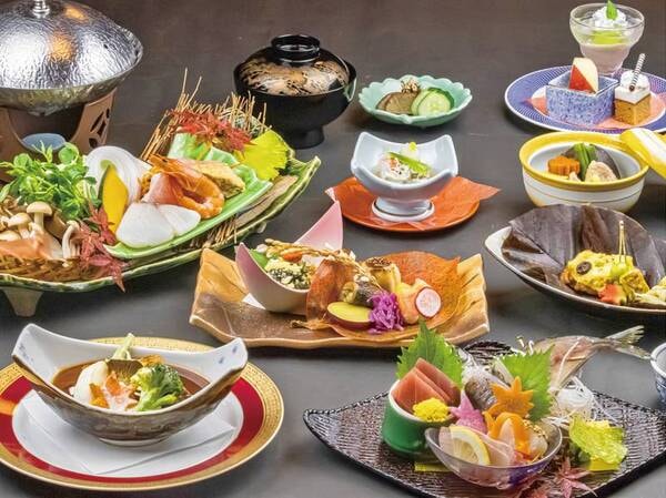 【月替り創作会席/例】お食事は姉妹館 水の香里にて。旬の海の幸・山の幸をふんだんに取り入れた会席料理です。