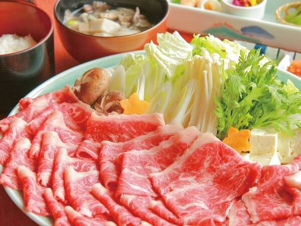 【選べる山形牛鍋付き和食膳/例】メインを山形牛にグレードアップ！予約が入ってから生の状態で仕入れるため、新鮮で上質な山形牛を愉しめる。①しゃぶしゃぶ②すき焼きからグループ毎に選択