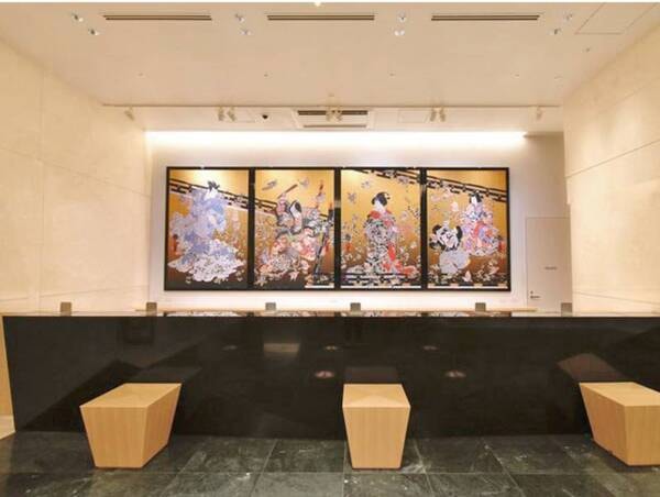 フロント:ホテルのフロント、1・2 階のエレベーターホールには、現代の浮世絵師とも称される「岡田嘉夫」による日本画を展示