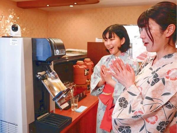 夕食時間以外ではラウンジでアルコール類含むドリンクサービスをご提供！軽食もご用意がございます