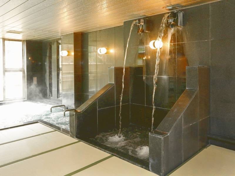 大浴場内には打たせ湯もあり、水圧でマッサージのような気持ちよさをお楽しみいただけます