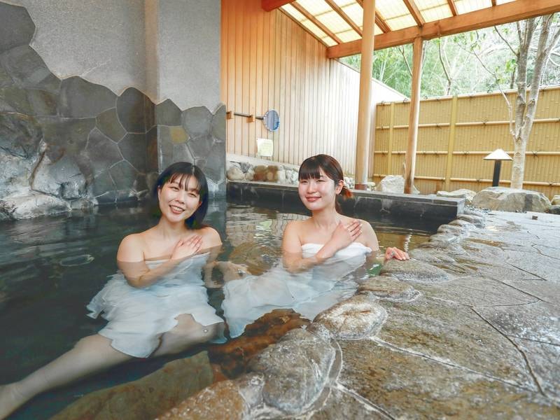 【露天風呂】有馬の銀泉（ラジウム泉）をお楽しみいただけます。東屋風の露天風呂でお寛ぎください