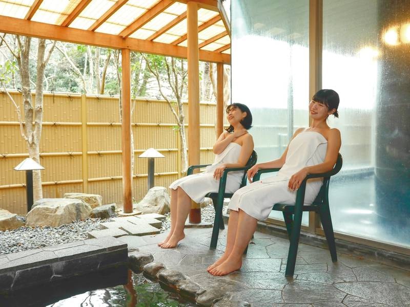 サウナに入った後は露天風呂にご用意したチェアで外気浴をお楽しみください