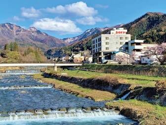 源泉かけ流しと眺望露天の湯宿　おもだか／やや高台に位置し、湯田中温泉街を一望できるロケーション