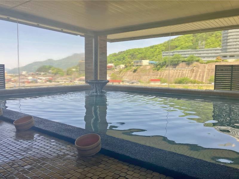 【大浴場/例】温泉郷を向かいに、夜間瀬川を望む
