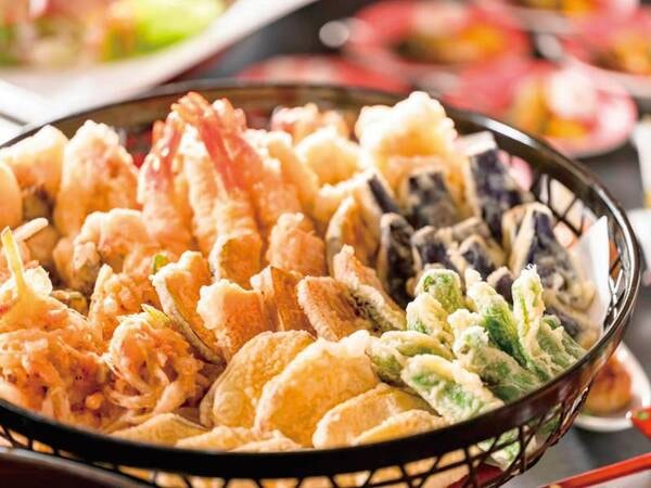 【ライブキッチン/天ぷら/例】旬の海鮮や野菜を目の前で揚げてご提供。あつあつの天ぷらが食べられる