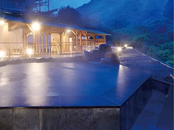 【西日本最大級の露天風呂】源泉かけ流しの露天風呂には、男女各7種の湯船。