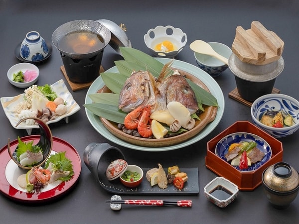 【汐彩の膳/例】料理長厳選瀬戸内の新鮮な山海の幸を使用した本格会席料理です。