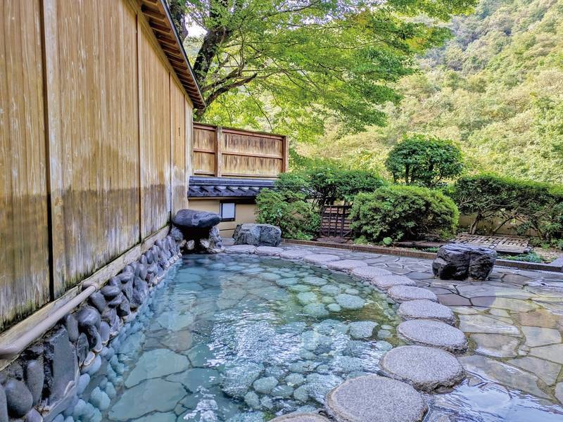 露天併設大浴場  山々を望み、川のせせらぎや、鳥の囀りに癒されたい