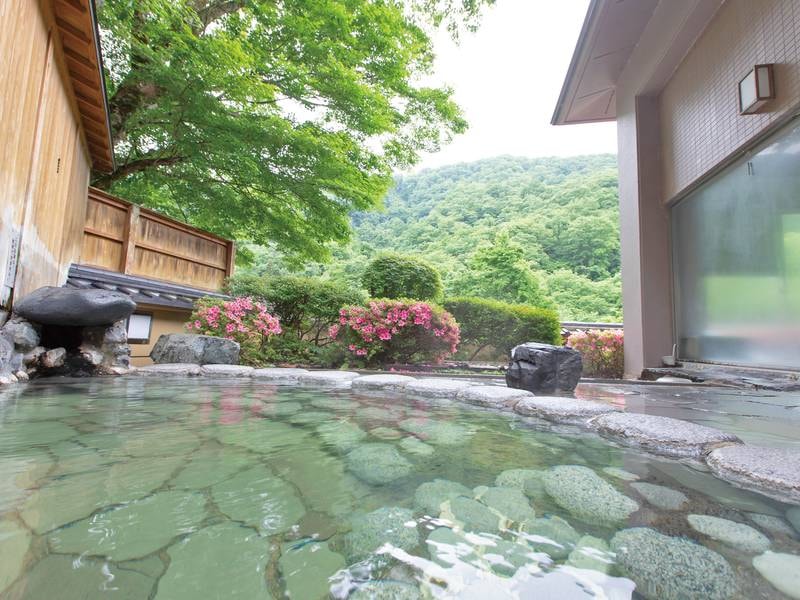 露天併設大浴場　山々を望み、川のせせらぎや、鳥の囀りに癒されたい