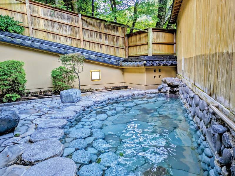 露天併設大浴場　花山温泉の名湯はお肌がしっとり、すべすべの【美肌の湯】四季折々の景色とともにご満喫ください。