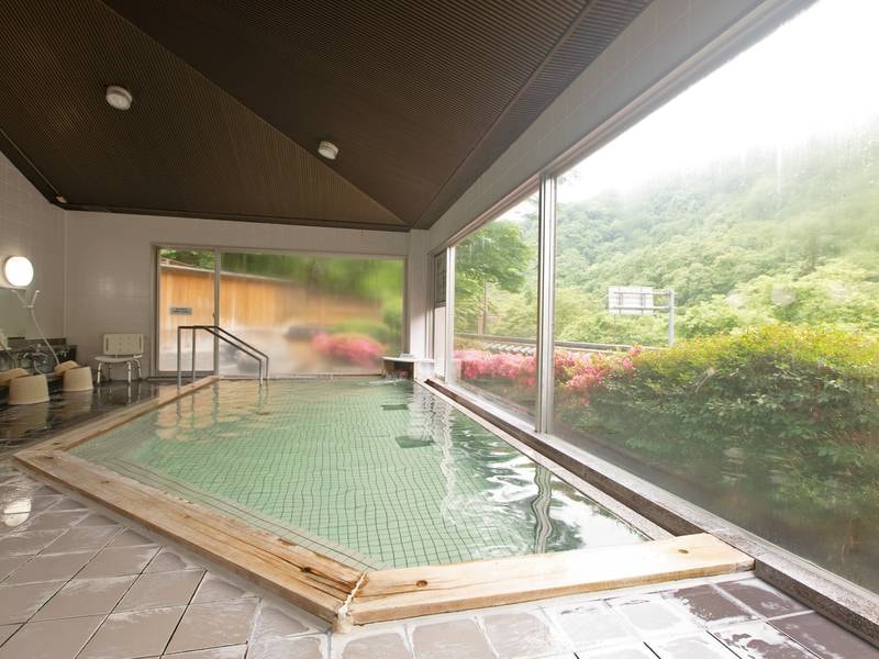 露天併設大浴場　花山温泉の名湯はお肌がしっとり、すべすべの【美肌の湯】四季折々の景色とともにご満喫ください。