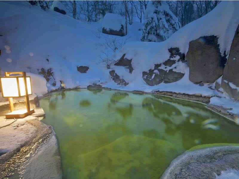 露天風呂「碧落」。雪明りで湯の色が一層幻想的に