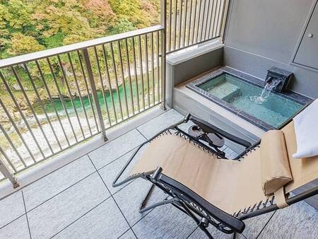 【客室露天風呂/例】露天風呂につかりながら、心のままに非日常のお時間をお過ごしください。